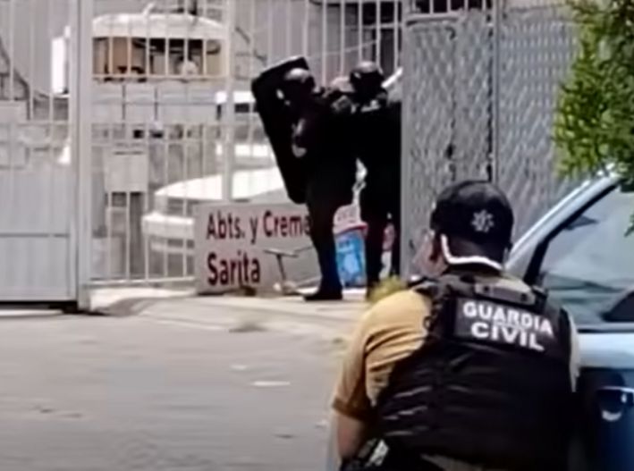 Despliegue policial en Tecámac por hombre atrincherado con su familia tras crisis de salud