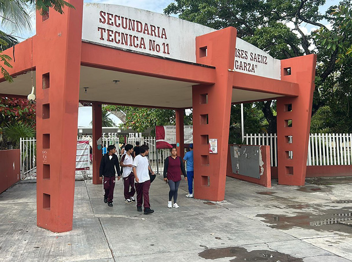 Broma peligrosa: alumno truena cohetes en secundaria y desata pánico en Cancún