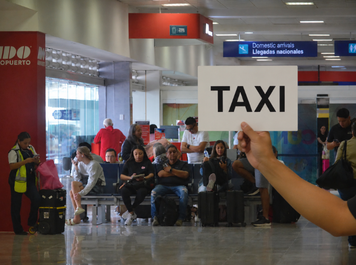 Taxistas piratas competencia desleal para transportistas del aeropuerto