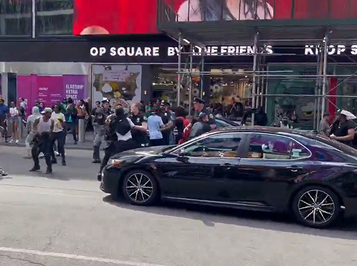 Pánico en Times Square: tiroteo desata estampida en Nueva York