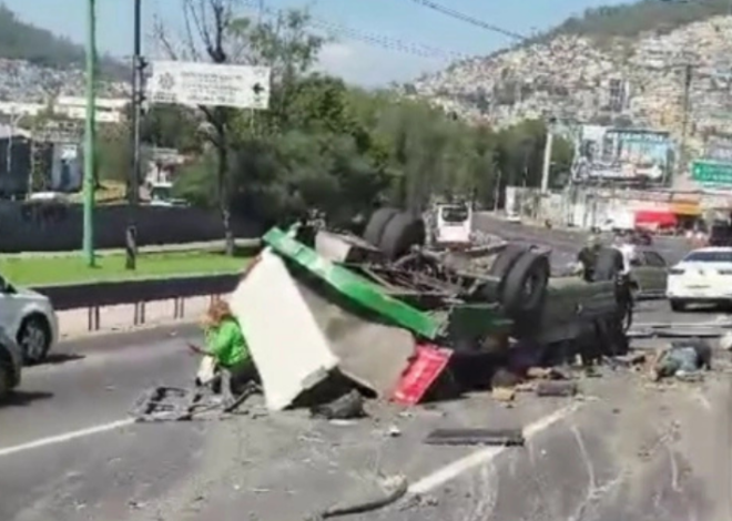Vuelca microbús en la autopista México-Pachuca; reportan al menos 15 personas lesionadas