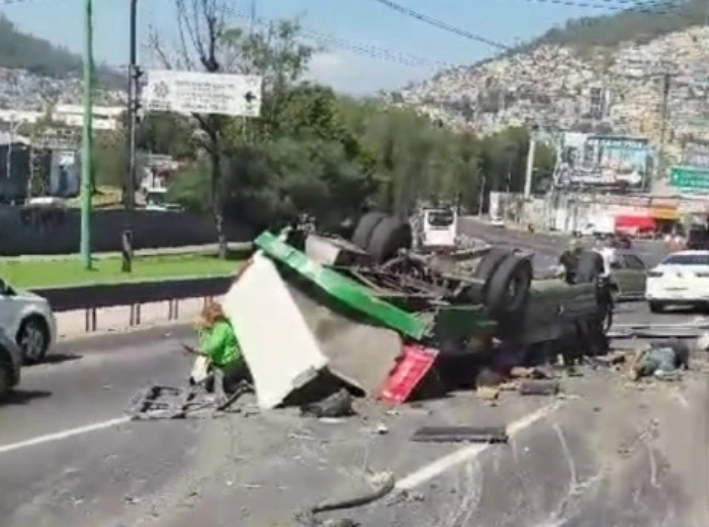 Vuelca microbús en la autopista México-Pachuca; reportan al menos 15 personas lesionadas