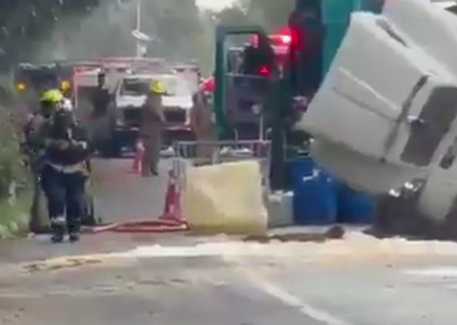 Vuelca tráiler con 10 mil litros de ácido muriático y colapsa la autopista México-Cuernavaca