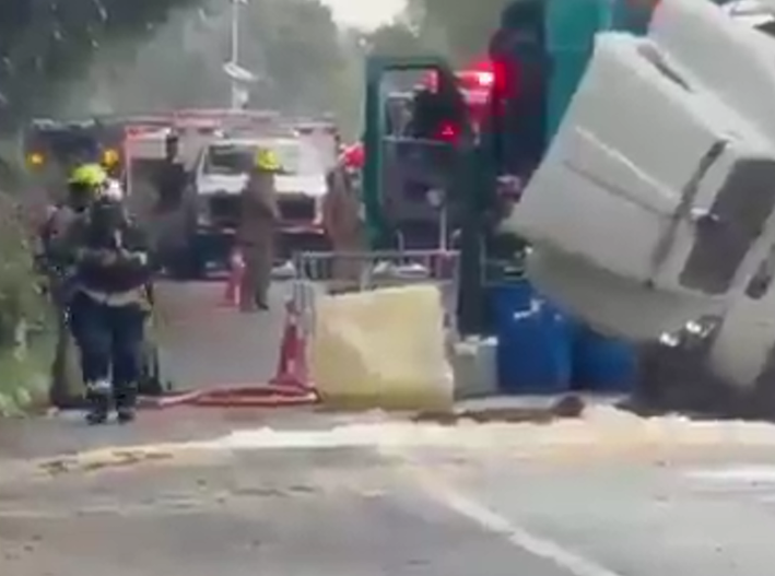 Vuelca tráiler con 10 mil litros de ácido muriático y colapsa la autopista México-Cuernavaca