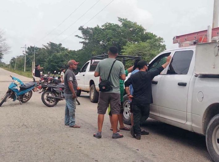 Retienen a trabajadores de la CFE en Bacalar tras ocho días sin electricidad