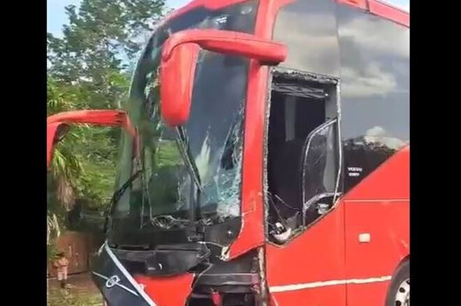 Motociclista pierde la vida tras chocar contra autobús en la carretera 307 en Tulum