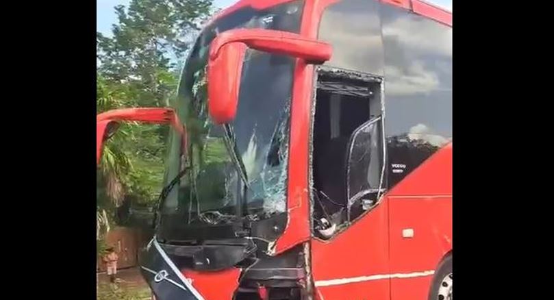 Motociclista pierde la vida tras chocar contra autobús en la carretera 307 en Tulum
