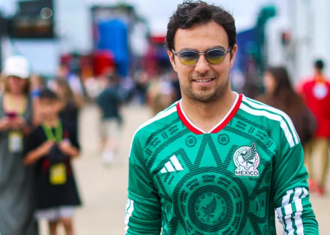 Checo Pérez presume la camiseta del Tri en territorio inglés