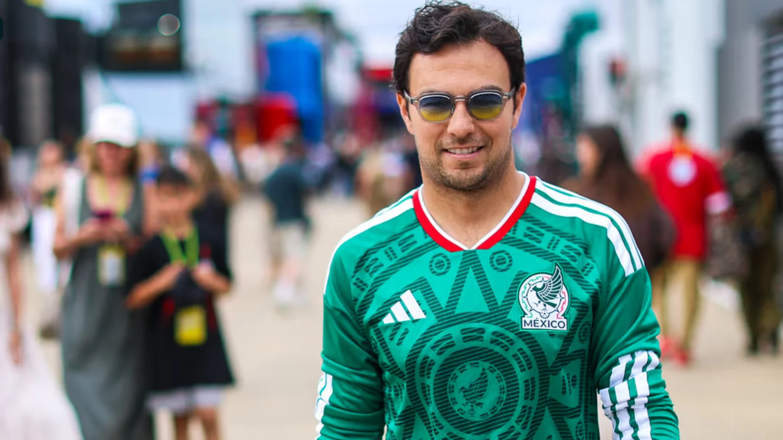 Checo Pérez presume la camiseta del Tri en territorio inglés