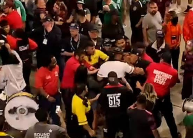 Violencia entre los aficionados opaca el triunfo de El Tri