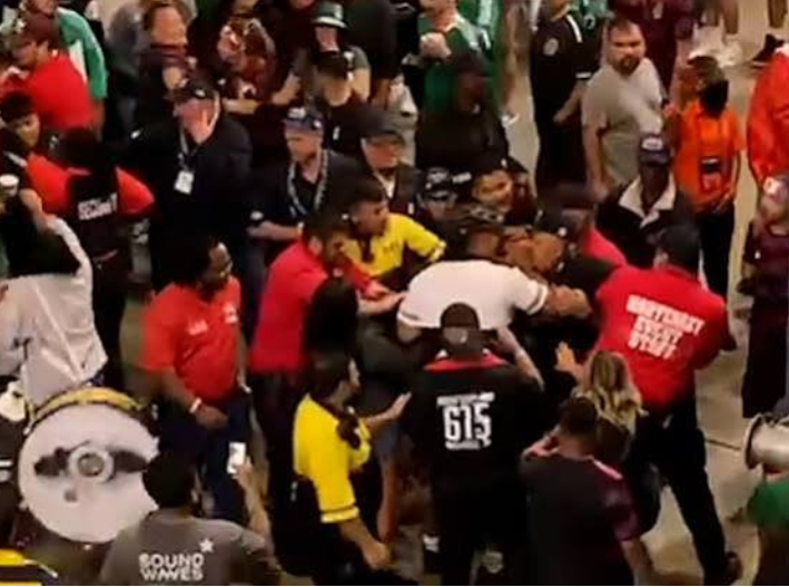 Violencia entre los aficionados opaca el triunfo de El Tri