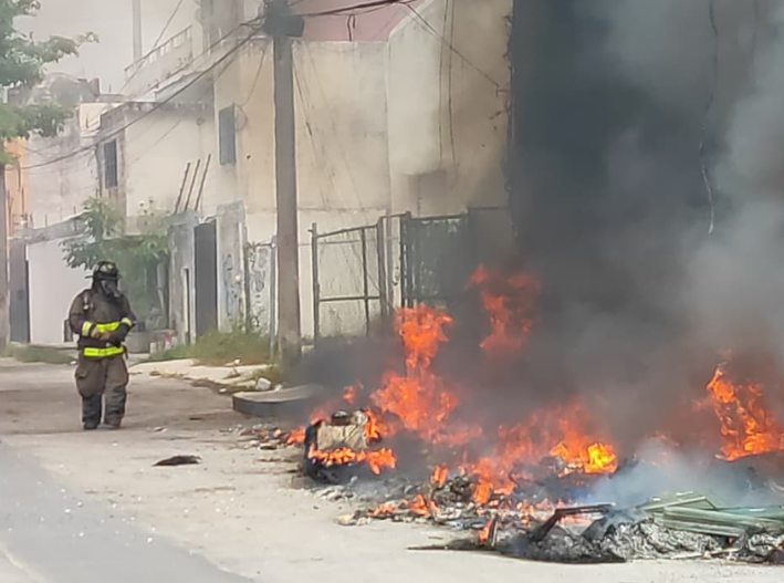 Arde basurero clandestino en la Región 92 de Cancún