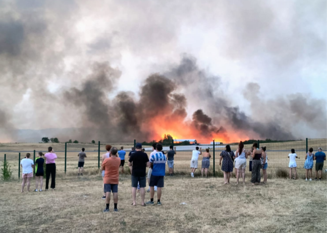 Incendios en Francia y España obligan a evacuar a 260 mil personas