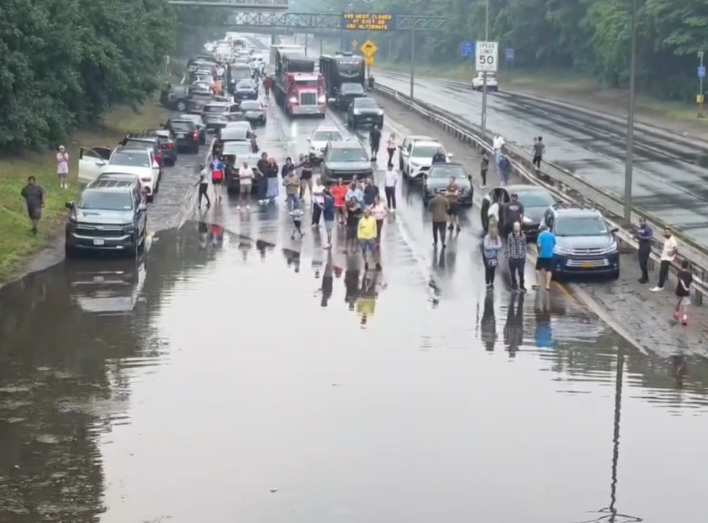 Nueva York colapsa por inundaciones y cientos de vuelos cancelados