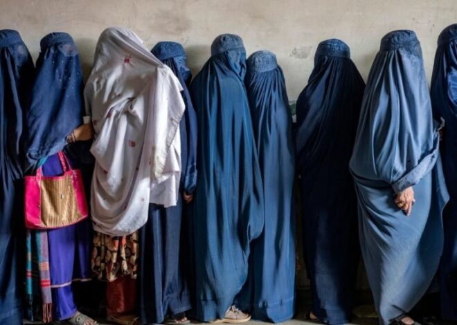 Talibanes endurecen control sobre mujeres con nuevo decreto