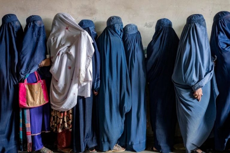 Talibanes endurecen control sobre mujeres con nuevo decreto