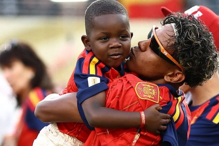 El abrazo que hizo llorar al Mundial: Lamine Yamal y Keyne conmueven al mundo