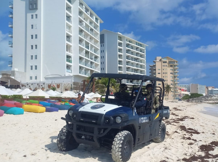 Separan de su cargo a dos policías turísticos de Cancún, por presunta corrupción