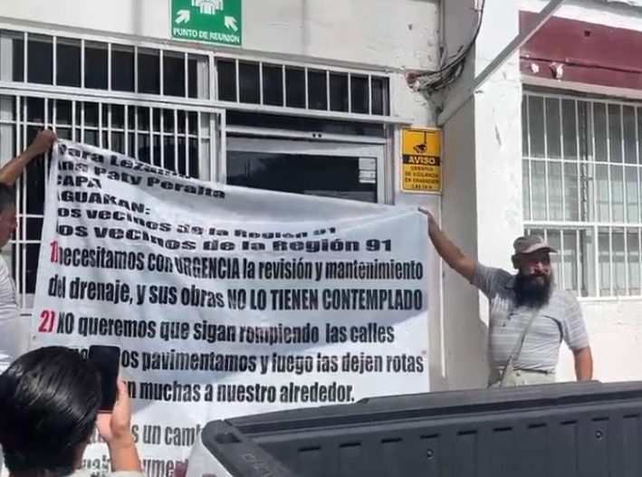 Protestan cancunenses contra Aguakan, por mal servicio