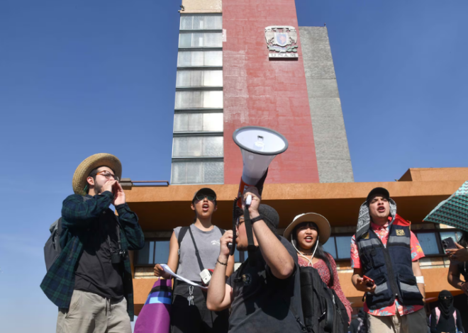 Aspirantes marchan en la UNAM tras suspensión de inscripciones