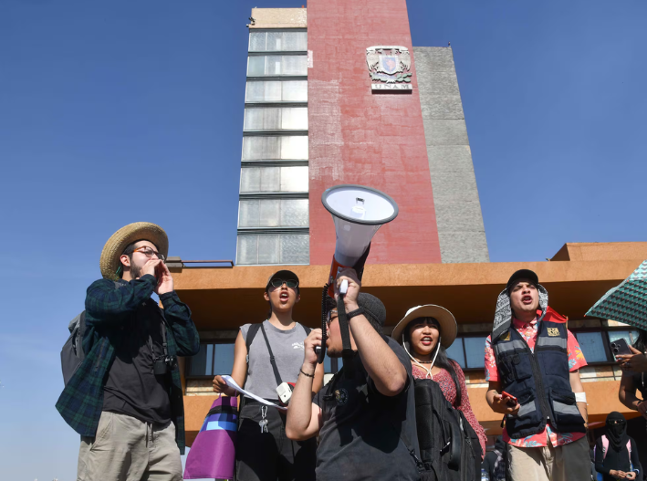 Aspirantes marchan en la UNAM tras suspensión de inscripciones