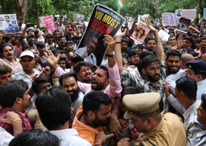 Miles de estudiantes protestan en India por escándalo de examen; policía responde con gases lacrimógenos
