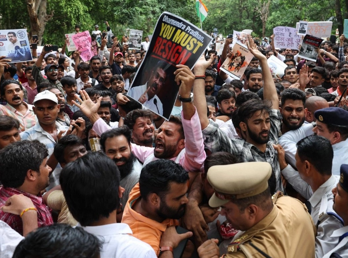 Miles de estudiantes protestan en India por escándalo de examen; policía responde con gases lacrimógenos