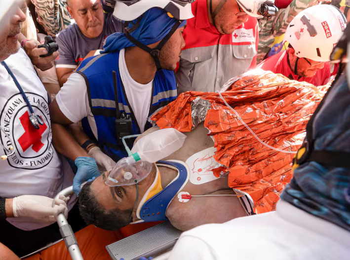 Guardia atrapado en Venezuela es rescatado tras ocho días bajo escombros