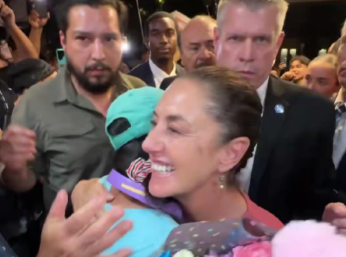 Mexicanos reciben a la presidenta Sheinbaum en Nueva York antes de la final del Mundial