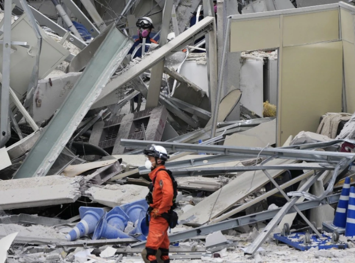 Sube a 18 la cifra de muertos por terremoto en Japón; continúan los rescates entre los escombros