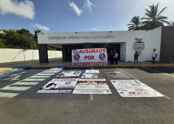 Mujeres clausuran simbólicamente el Centro de Justicia por corrupción en Chetumal