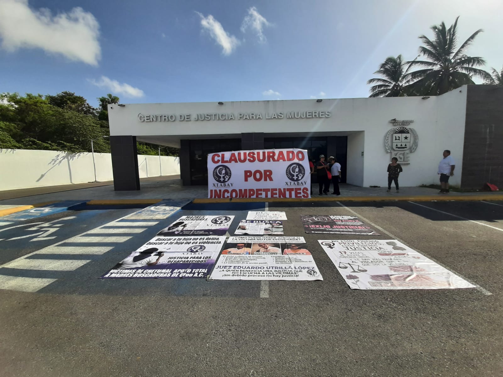 Mujeres clausuran simbólicamente el Centro de Justicia por corrupción en Chetumal