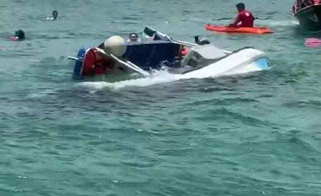 El peso de la multitud pasa factura: naufraga el barco turístico “Tea” en Cozumel