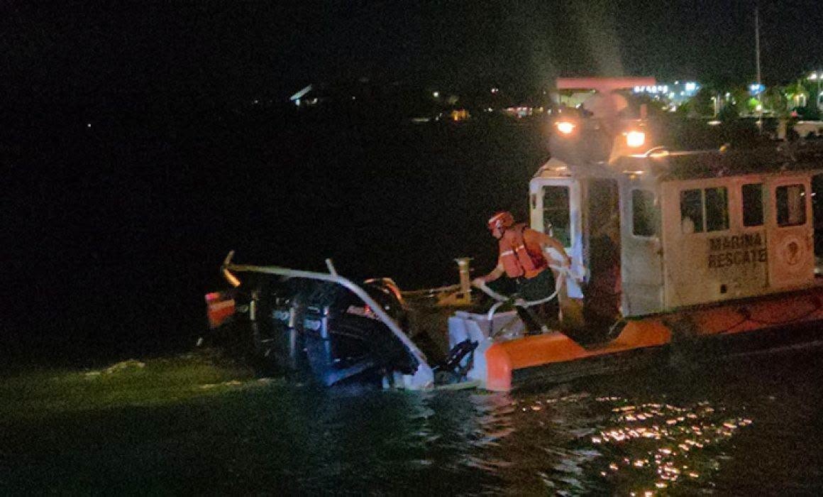 Embarcación naufraga por falla mecánica y rescatan a su tripulación en Chetumal