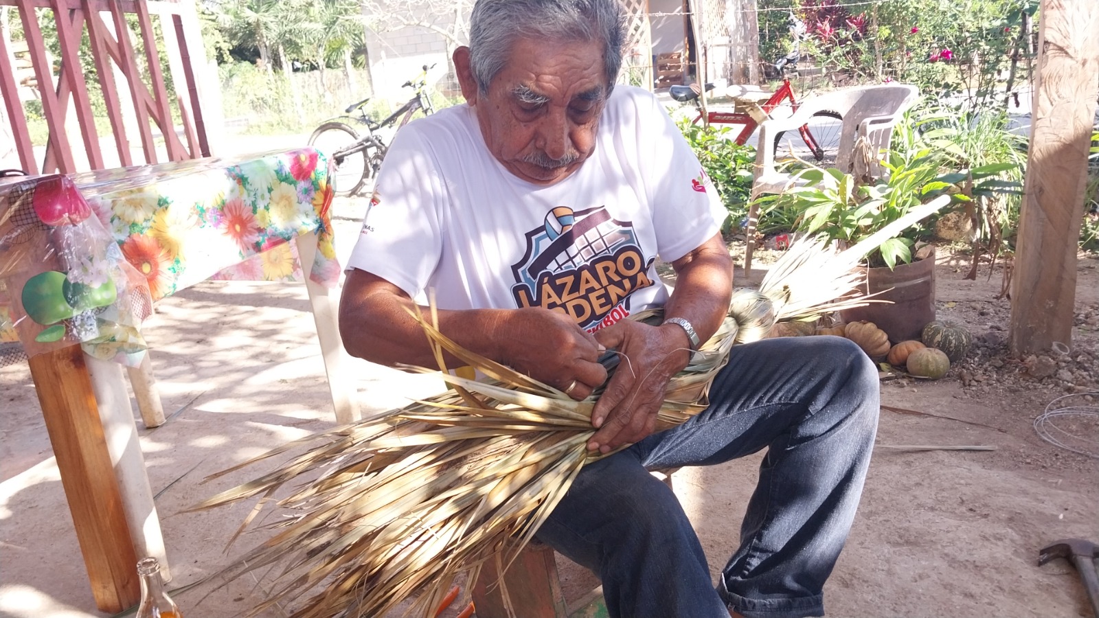 El arte que se niega a desaparecer: Tiburcio Mex, el creador de escobas de guano