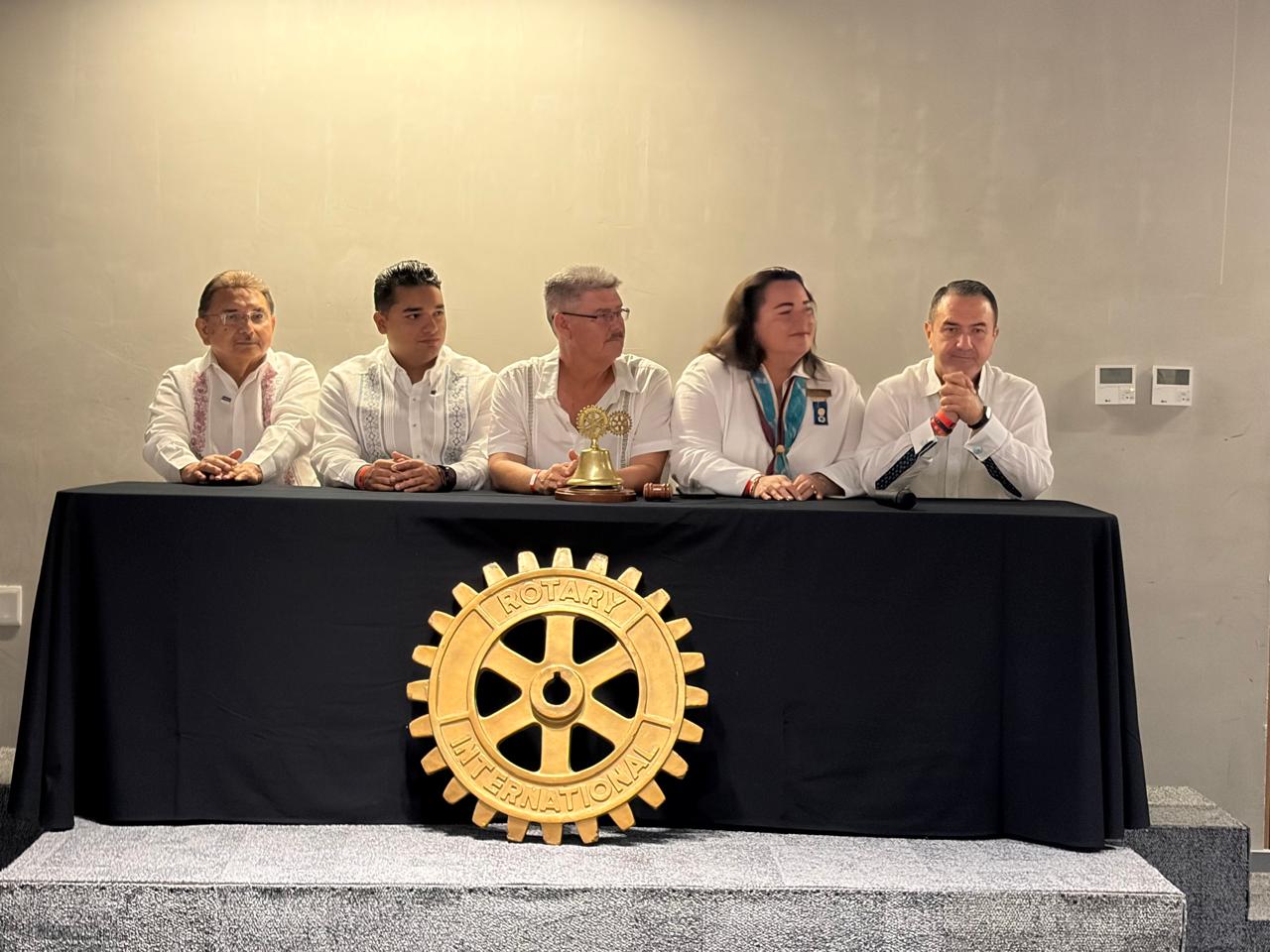 Santiago Morfín asume la presidencia del Club Rotario Playa del Carmen