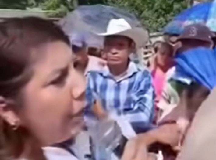 ‘Usted ya va de salida’: Alcaldesa de Huimanguillo desata indignación tras reclamo de adulto mayor