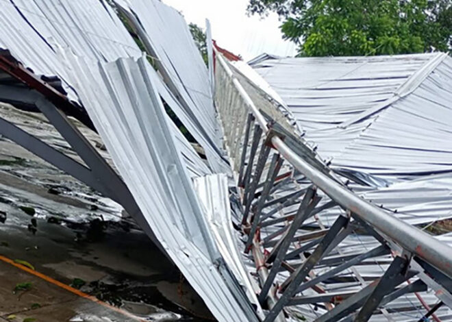 Torre se desploma y destroza domo de escuela en Sacalaca