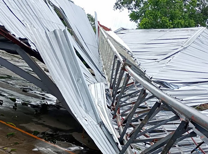 Torre se desploma y destroza domo de escuela en Sacalaca