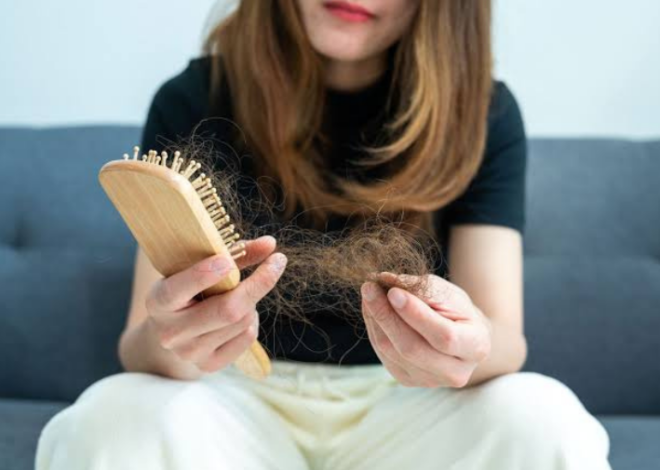 ¿Se te cae el cabello? Estos son los 5 champús anticaída más recomendados por los expertos