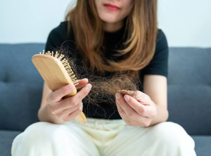 ¿Se te cae el cabello? Estos son los 5 champús anticaída más recomendados por los expertos