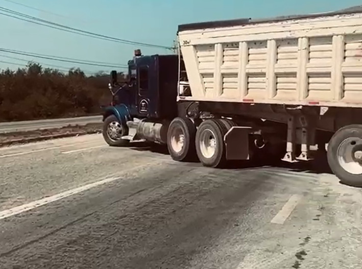 Camiones de concreto siembran peligro en la carretera 307