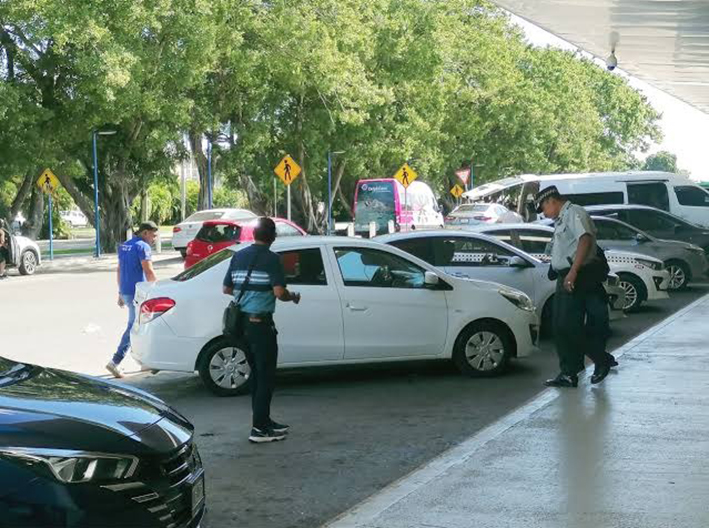 Caos en el aeropuerto golpea la imagen de Cancún; AMATUR exige freno al pirataje