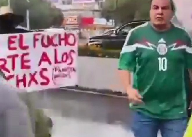 Manifestantes Antimundialistas: Grafitean y Apedrean  Camioneta Cuauhtémoc Blanco
