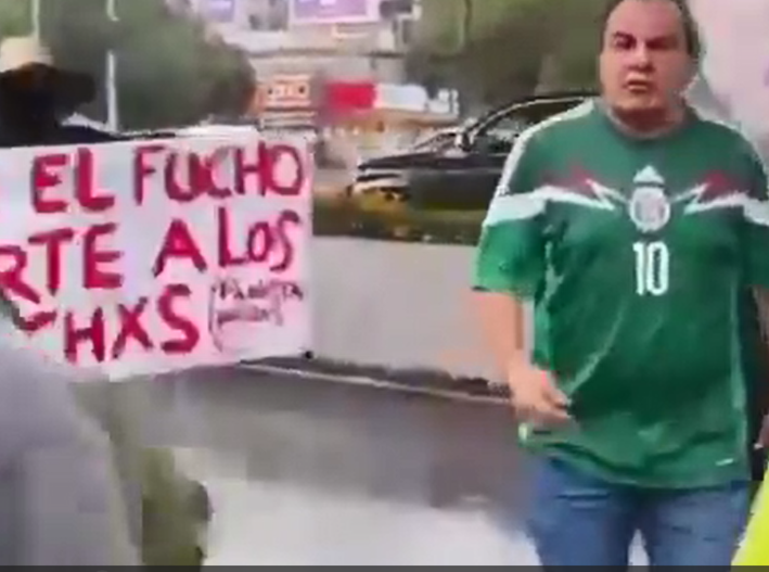 Manifestantes Antimundialistas: Grafitean y Apedrean  Camioneta Cuauhtémoc Blanco