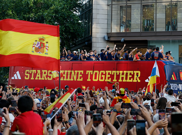 Madrid se convierte en estadio gigante: España celebra en casa