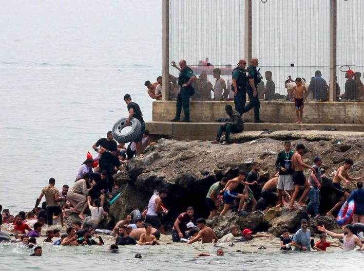 España despliega al ejército en Ceuta ante masiva llegada de migrantes desde Marruecos