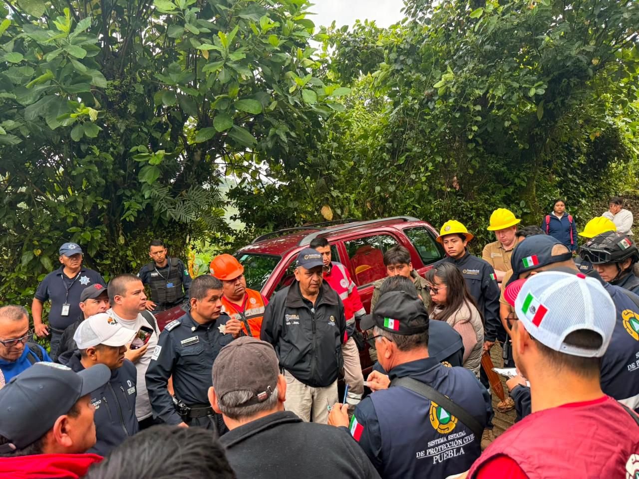 Rescate contrarreloj en Puebla: río subterráneo deja atrapada a una familia