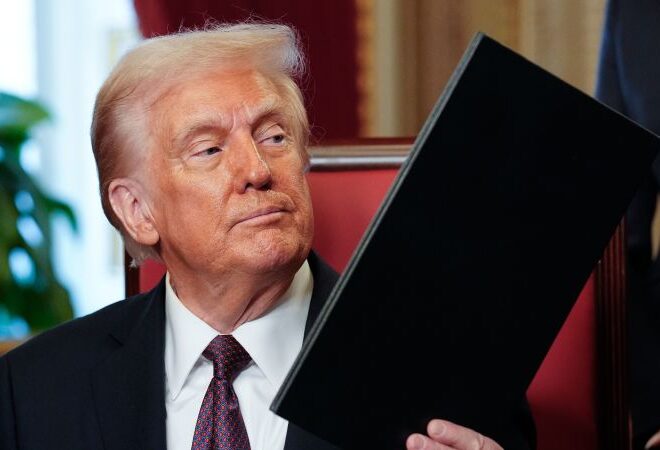Trump presume que aranceles ya están llevando fábricas de México y Canadá a EU