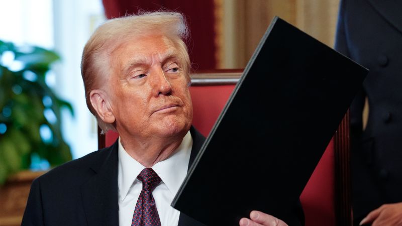 Trump presume que aranceles ya están llevando fábricas de México y Canadá a EU